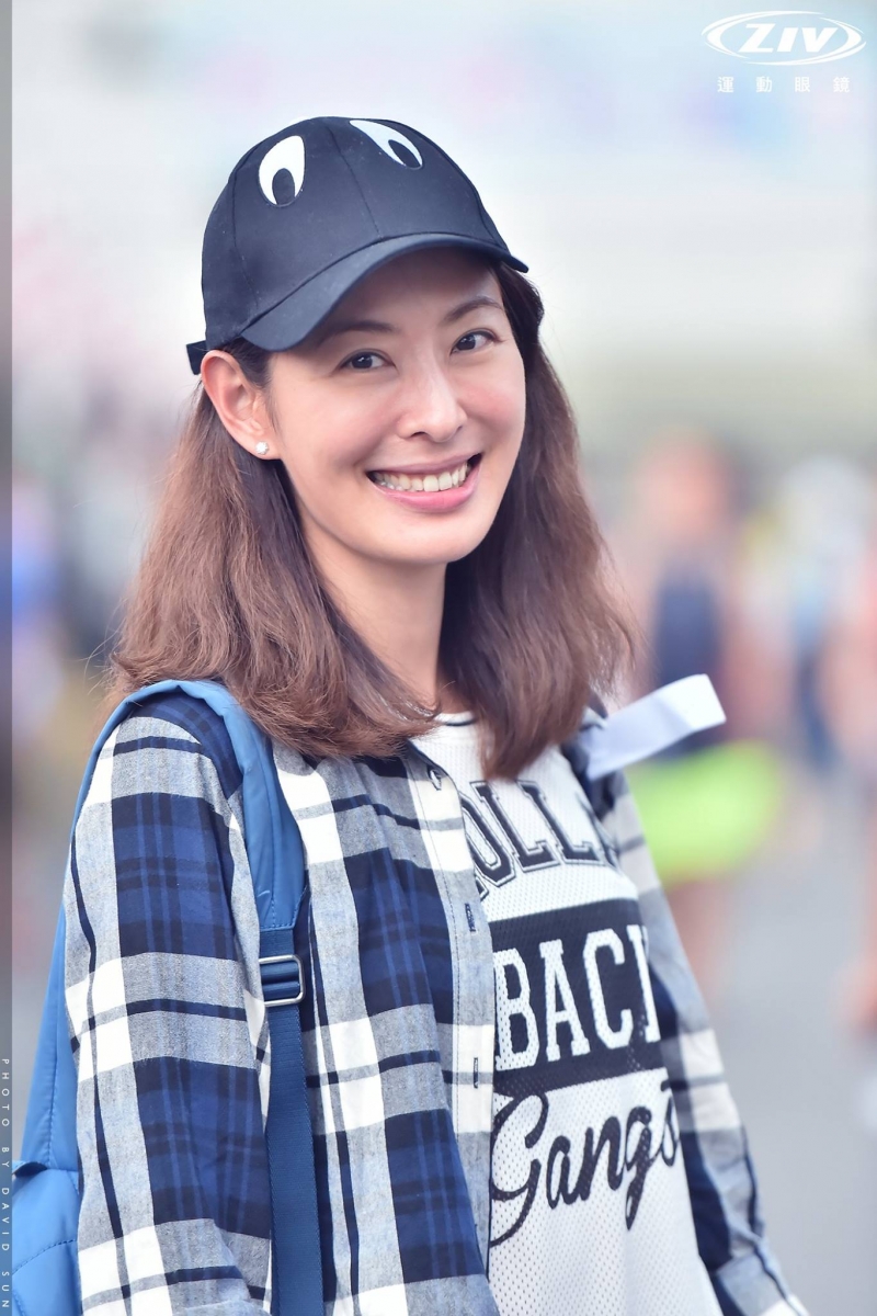 早前马来西亚艺人Namewee黄明志录制影片述说医疗系统濒临崩溃状态,积极召集捐赠医疗物资给全马各大医院;台湾抗疫女神贾永婕也在贴文下留言表示想提供帮助,让不少马来西亚民众对他们深表感激!而后她火速开启了跨国支援前线运动,几天之内便筹集了2000件防护衣寄送给马来西亚吉打州Sultan Abdul Halim医院。