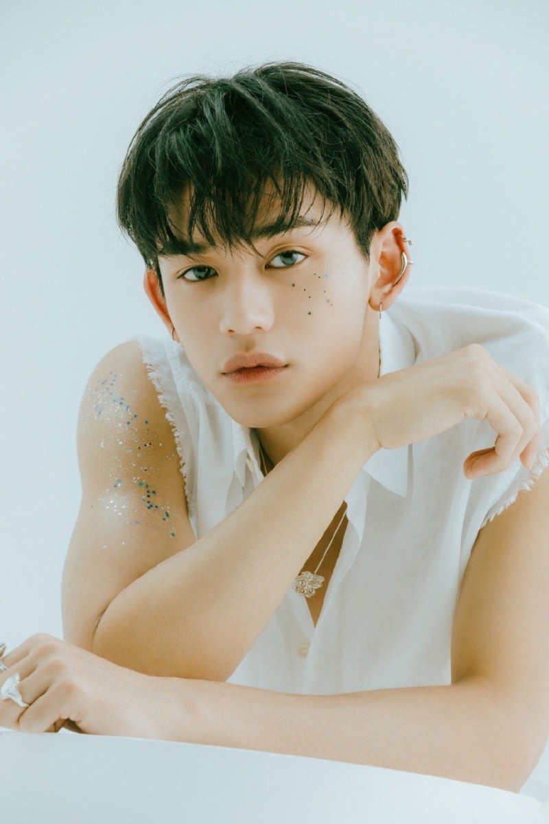 她在爆料文中说明,自己是和NCT WayV Lucas(黄旭熙)交往过的粉丝,一开始是Lucas对她表示了好感并给了她手机号码,但开始谈恋爱后突然以行程太累为由提分手。  「然而分手后第二天,Lucas突然和我说“想见你了,我们做朋友吧”,所以决定当回朋友。但每次休息是他都会找来酒店或去我住的公寓,钱什么的都是我付的,当然买东西也是一样,甚至让我给他买烟... 没买的时候会说“为什么没买啊?当然该你去买啊”,或者说自己是艺人不能出门,刷卡的话经纪人会发现」。