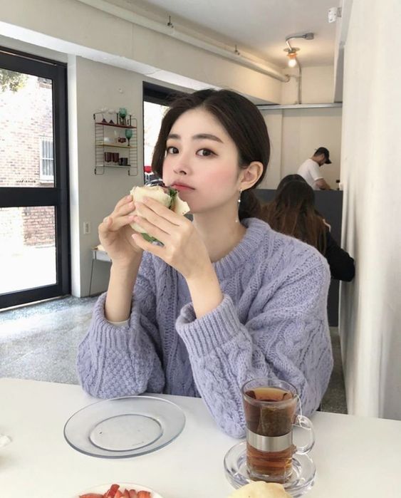 孤独等级第三级：一个人去咖啡厅 许多无法接受的网民理由同上，感觉一个人呆在咖啡厅容易遭到其他人的异样/同情眼光，但编个人还蛮享受一个人呆在咖啡厅的（笑）