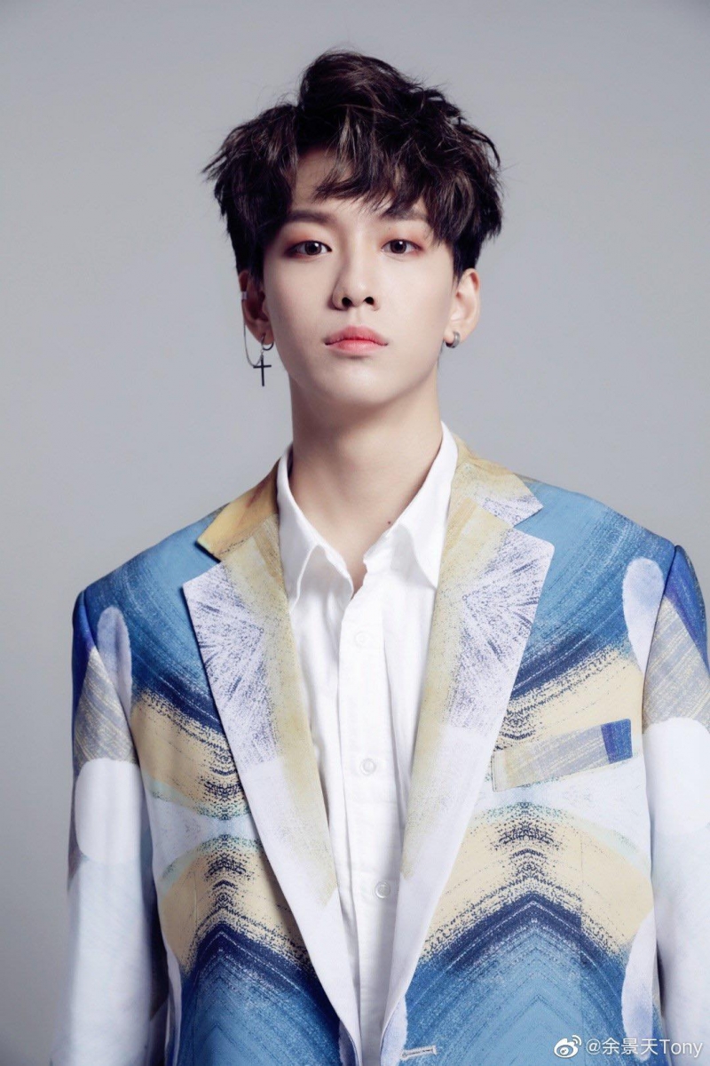 事件爆出后青你3节目组也因打投风波被广电局发通告责令暂停录制,原定举行的决赛夜泡汤,直至7月底才正式官宣9位选手组成IXFORM出道。随着青你3团体成军,网民亦重新关注余景天Tony退赛事件的后续发展。沉寂3个月多后该风波调查结果迎来大反转,微博网民的舆论风向也开始转变回站Tony一方,粉丝们暴怒涌入节目组官博灌爆留言区!