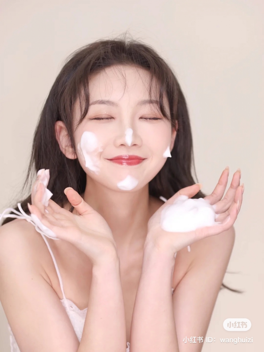 收缩毛孔方法 1 :早晚都要好好洗脸 她推荐想要收缩毛孔的大家,每天早晚都要用泡沫洗面奶清洁全脸;如果是霜状洗脸霜,上脸前可以用起泡小工具辅助搓成细致泡沫。此外洗脸水温也记得控制在32摄氏度左右,太热的水洗脸会导致毛细血管扩张,从而导致毛孔变大。