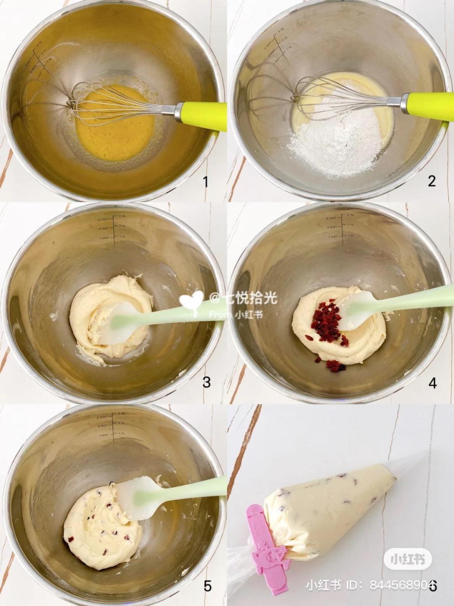 2、往面糊里加入蔓越莓干(可以替换成自己喜欢的配料),全部搅拌均匀。如果想要制作其他口味,可以加入可可粉、咖啡粉、或抹茶粉等。