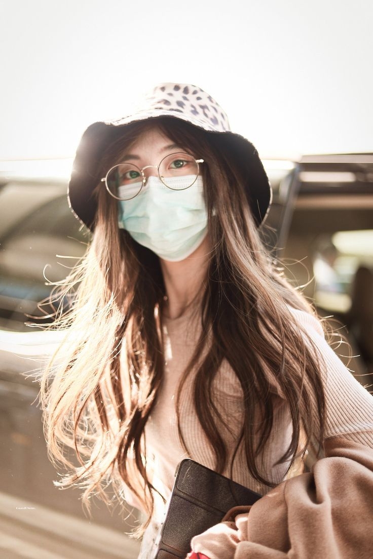 # 1 口罩佩戴方法有误 佩戴口罩一定要记得「按压鼻梁处确保贴合」、「两边松紧带处都要贴合脸部」。最保险的做法是医用口罩+布口罩,并且佩戴上透明面罩做足防护。