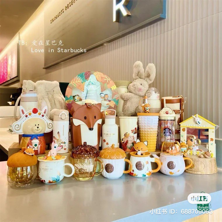 Starbucks星巴克中秋系列周边真的从来不会让大家失望啊 ♥ 继去年奶fufu宝宝蓝、柔粉、奶油黄色的限定系列大受欢迎,今年2021中国星巴克中秋限定组合再以超萌配色和设计为主题,推出「秋日森林萌兔与狐狸」系列!其中超可爱的兔兔周边更被大赞是「真·玉兔(于途)来了」(笑)毛绒绒杯套简直不要太Q ~
