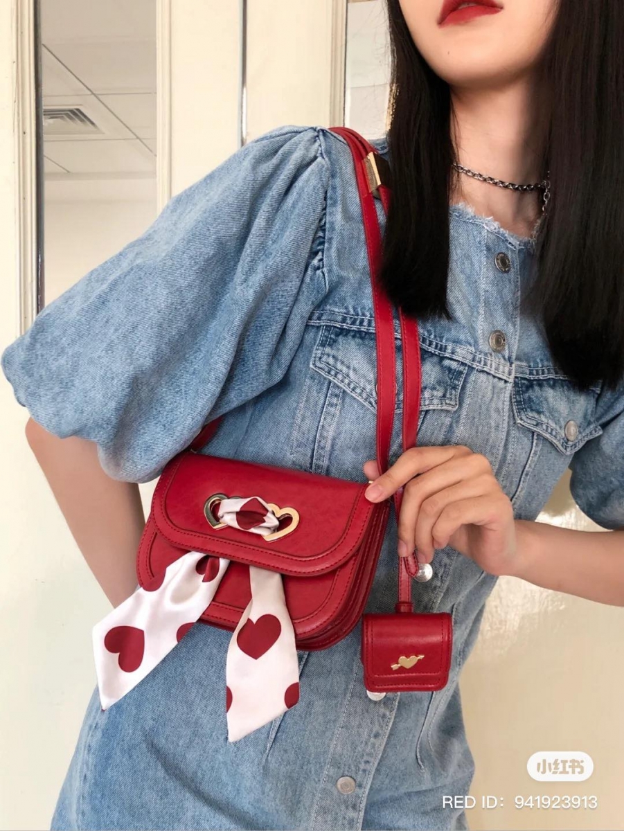# 复古红豆腐包 本次三大七夕礼盒中，最鲜明亮眼的莫过于这款可爱又迷人的「复古红豆腐包」！尽显复古时髦魅力的红色调，加上点睛之笔的「心形锁扣」、「心形印花缎面围巾」，收到这份礼物的女生绝对眼冒爱心呀 ♥ 一组中还包含随身Airpods耳机迷你包，精致的「一箭穿心」迷你五金象征一见钟情甜蜜印记，编拍胸脯挂保证、绝对没有女生能抵御它的魅力（笑） >>> 【点击前往官网入手】