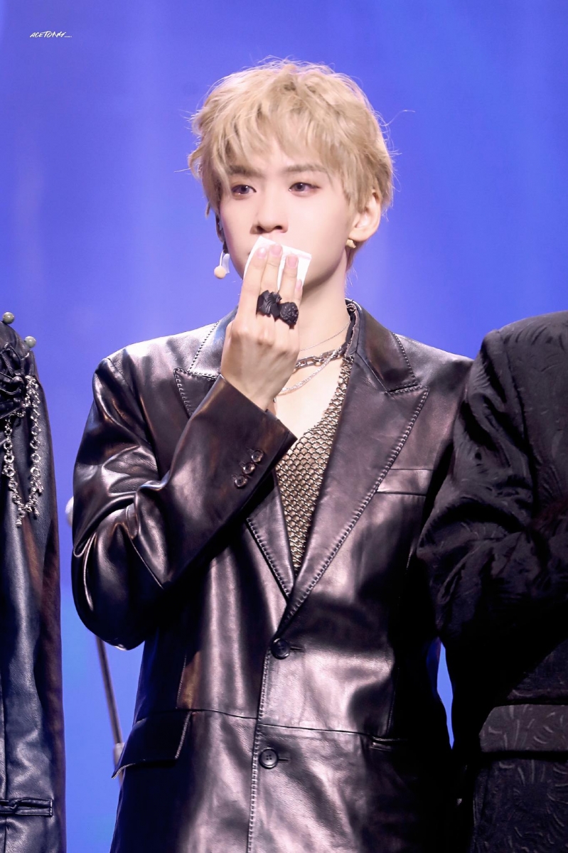 今年的《青春有你3》堪称恶评最多、最令观众「透心凉」的一届。5月初C位大热门人选余景天Tony突然被爆父母经营的KTV曾涉及非法经营,而后爆出余景天本人持有双国籍令网民大表不满,网上要节目组强制性让他退赛的声浪越滚越大,最终余景天所属星宇愔乐公司以「艺人个人身体原因」推出节目录制。