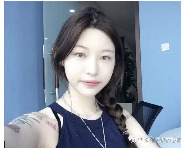 无滤镜样貌、早期照片对比被批「差很大」？ 抖音视频和微博照片中的痞幼外型和身材都非常亮眼，但爆红后被网民截图指她在直播间的无滤镜样貌「颜值崩坏」；有者还爆出她早期的照片，暗讽她出道后“每个阶段外貌都经过调整”、“都快认不出她是谁了”。