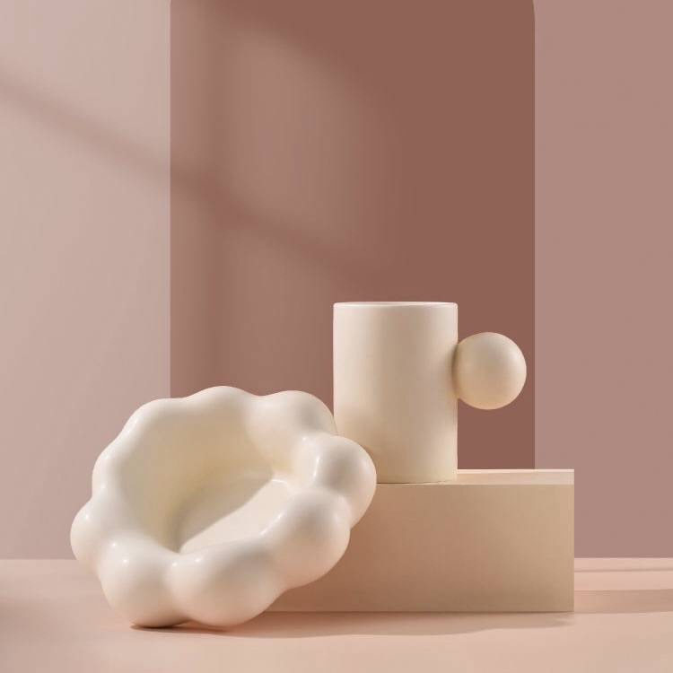 # 5 云朵马克杯 最近这种特别软萌、配色奶乎乎的「云朵马克杯」真的特别夯！素面设计加上圆润润的杯身，适当搭配云朵杯盘更显精美可爱～ >>> 【点击查看Shopee链接】