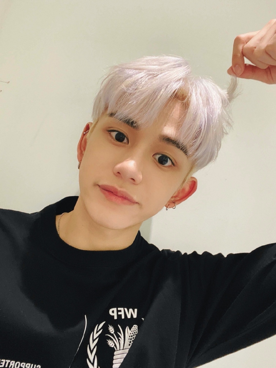 近期娱乐圈爆出的大瓜一轮接一轮!韩国男团NCT成员Lucas黄旭熙无论是舞台演出、在中国《跑男》等综艺节目中的表现都圈粉无数,于中韩两地都积累了高人气,近日更是和团员「」组成小分队推出新曲。然而就在发新歌前一晚,Twitter和韩网上一则关于他「PUA、和粉丝恋爱」的爆料迄今已超过5万人转载热议。