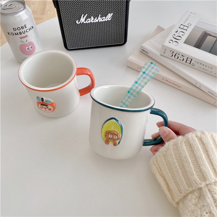 # 9 复古童趣风陶瓷杯 杯缘和把手部分是彩色设计，搭配白色杯身上的可爱卡通元素，碰撞出吸睛复古童趣范儿～ >>> 【点击查看Shopee链接】