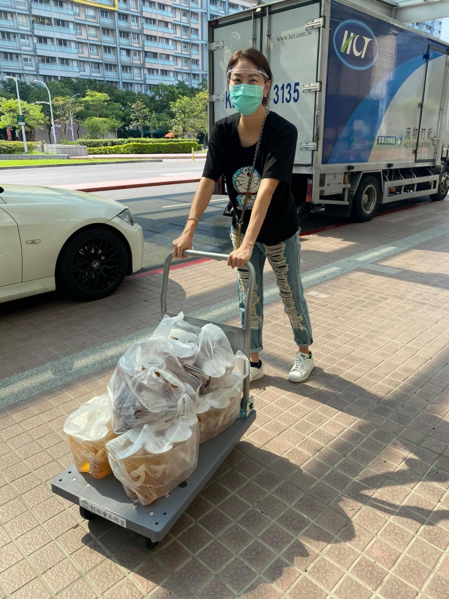 贾永婕在今年6月份台湾疫情告急时积极推动捐便当送医护活动,此外也帮助集结了各界资源成功募资上亿元为台湾各地医院购置了300多台「氧气治疗救命神器」HDNC高流量鼻导管,热心公益的举动获赞是民间抗疫模范。