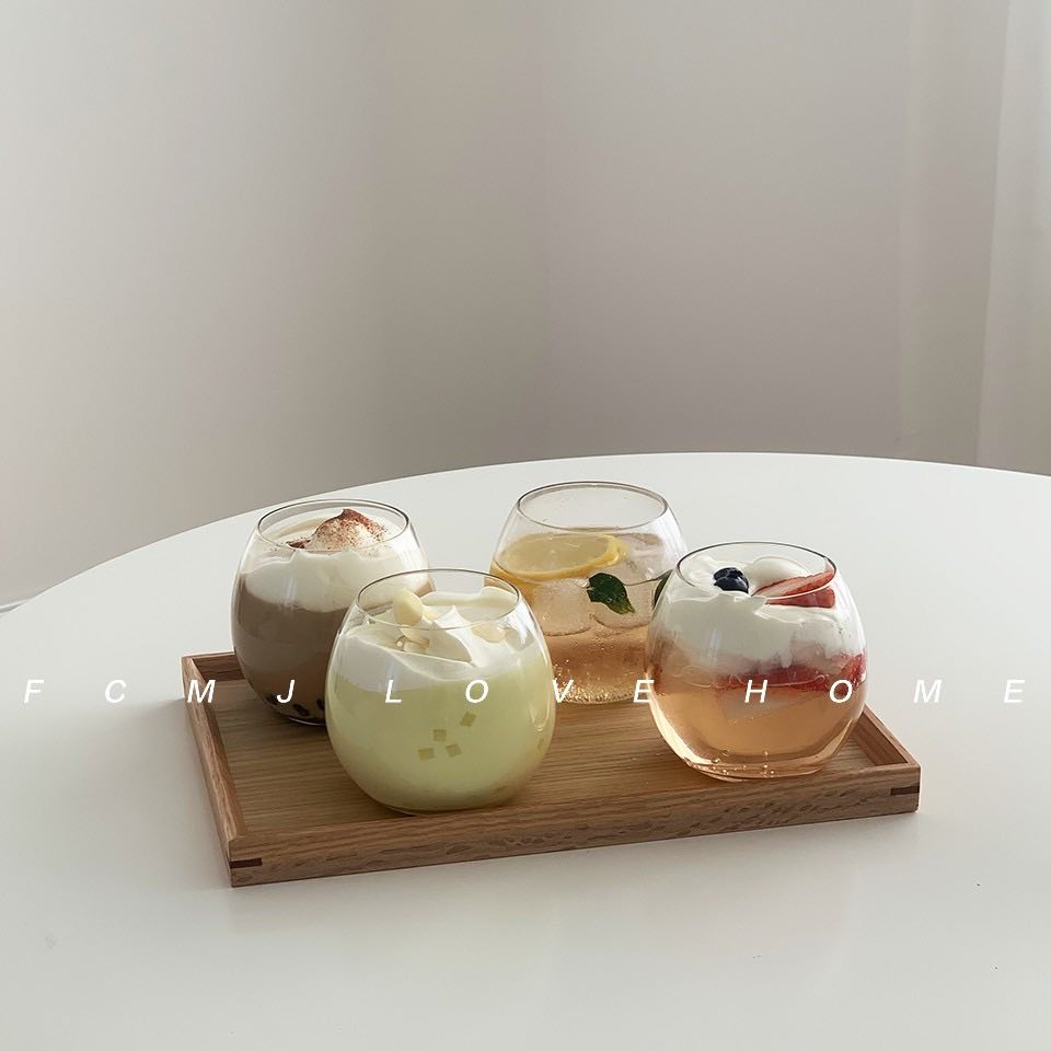 # 8 韩系 INS风小圆形玻璃杯 别看它们体积小小的，其实用途很广泛呢！编自己平时除了会用这类型小圆形玻璃杯喝花茶、水果饮料，用来制作优格杯也很合适！ >>> 【点击查看Shopee链接】