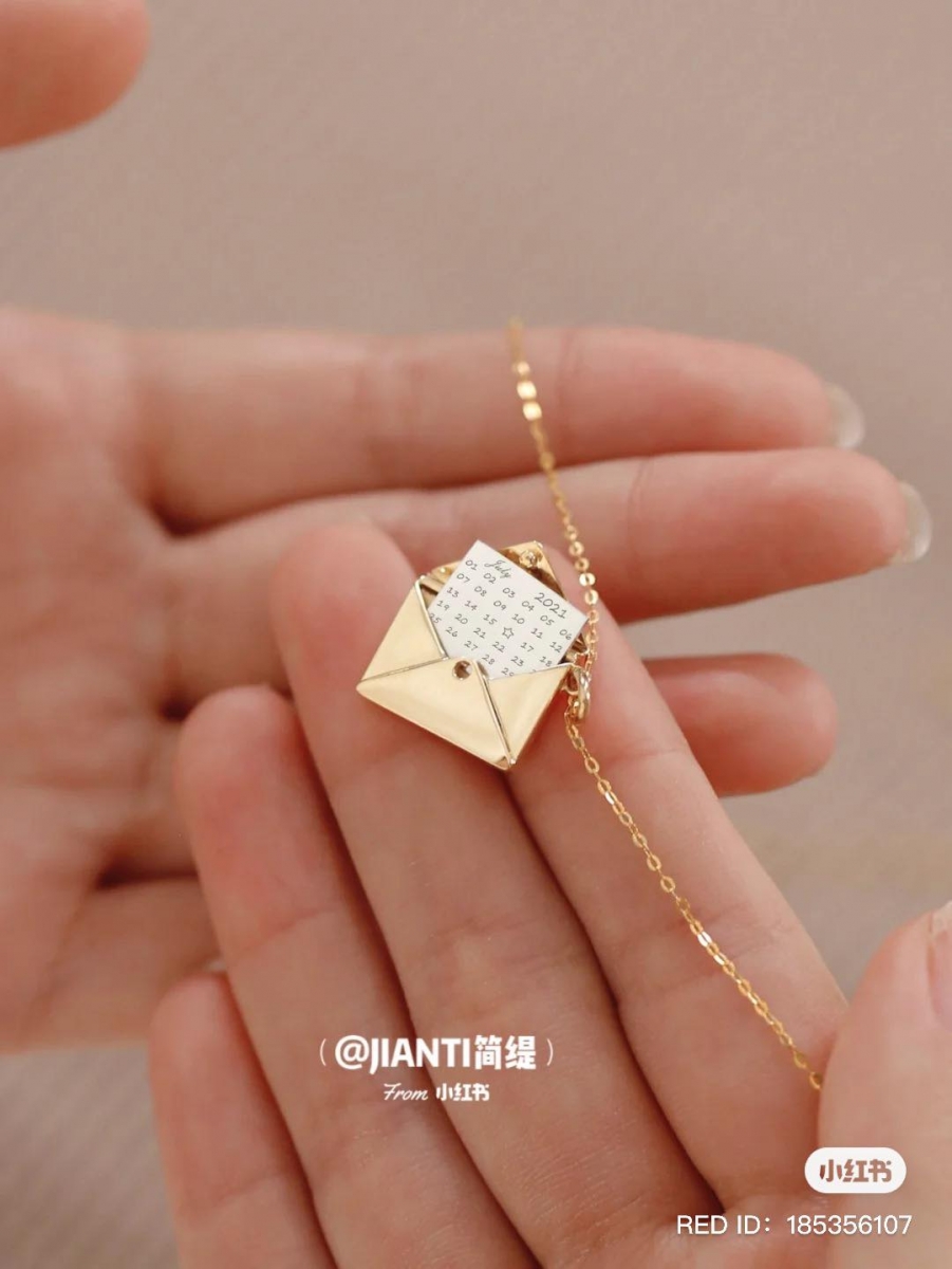 情侣、夫妻或闺蜜之间送饰品当礼物，具备纪念意义的设计肯定是首选～趁着来临七夕情人节的脚步越来越近，相信以下这款超有纪念价值、设计十分精巧的项链会是很棒的选择！现在就和编一起来看看吧～