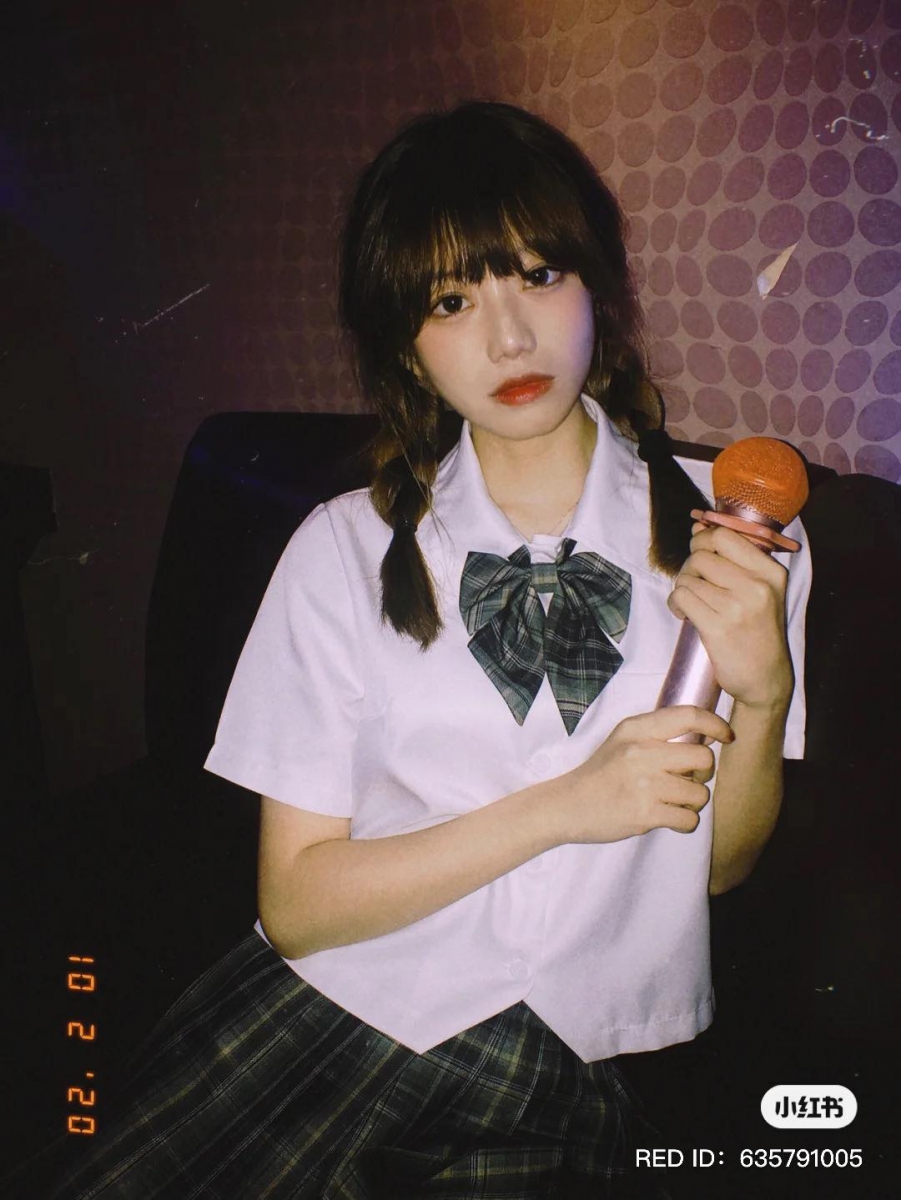 孤独等级第六级：一个人去KTV唱歌 许多网民表示KTV感觉氛围就该热热闹闹的，一个人唱的话没人抢麦、没有听众，有点太落寞了（笑）但失恋或不开心的时候自己去发泄、嘶吼乱唱好好释放负面情绪一番，确实是个不错的选择。