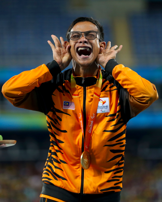 1、T36级100米短跑选手：莫哈末里祖安 Mohamad Ridzuan 里祖安是脑性麻痹患者，2004年比教练发掘了运动潜能，自此每天早上和中午各花3个小时时间进行长达6公里的训练。他在2016里约奥运会上以12.07秒好成绩成为第一名冲线的选手，同时也打破了昔日乌克兰选手在北京残奥会上缔造的12.25秒记录。当时里祖安登上领奖台时还激动得喜极而泣了～