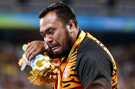 2、F20级铅球选手：莫哈末吉雅 Muhammad Ziyad 在里祖安夺牌后月末一小时，曾代表我国出战伦敦残奥会夺得铜牌的莫哈末吉雅再度打破世界纪录！同时也以神勇表现夺下我国第二枚残奥金牌，喜极而泣的他在受访时表示：为了努力训练做出了很多牺牲，一切都是为了站上残奥会的舞台！我想要把我的成就献给我的家人、我的国家和所有马来西亚人民 ❤️ 据悉吉雅因为天生患有学习障碍，大约5年级的年龄才开始学懂阅读，在被发掘体育潜能前一直在吉隆坡卖粿条维生。