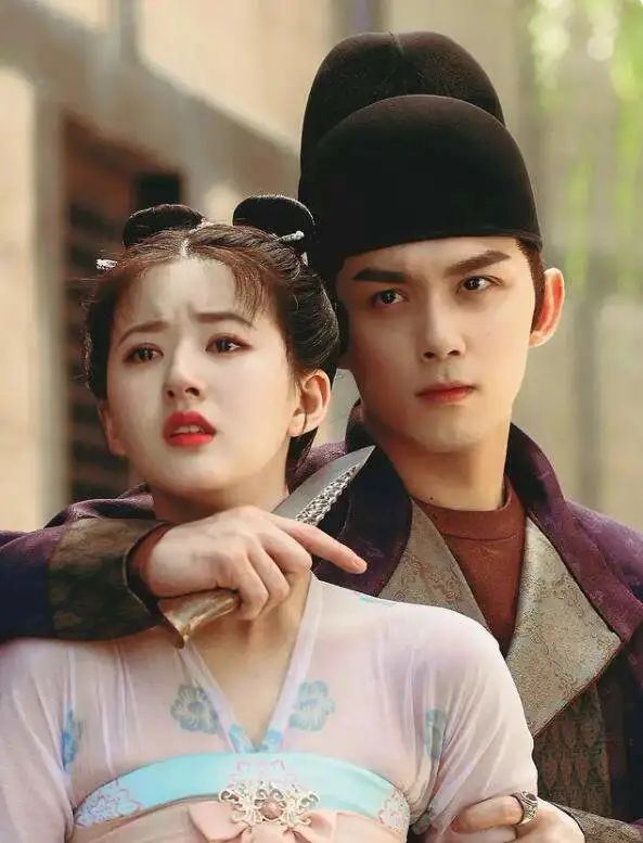 《星汉灿烂》吴磊、赵露思(已官宣)    改编自同名小说的《星汉灿烂》由长歌行中分别出演男一、女二的吴磊和赵露思领衔主演。该剧讲述女主角程少商因战乱被父母留在了祖母身边长大,大宅内婶娘狼心纵容不想少商成器,为了活命的少商无可奈何下只能假装荒诞度日、掩盖锋芒等待父母归来。邂逅新帝义子凌不疑后她逐渐成长,与过去的自己和家中长辈和解,同时也坚守内心的正义和凌不疑一起携手化解国家危机,成就一段佳话。