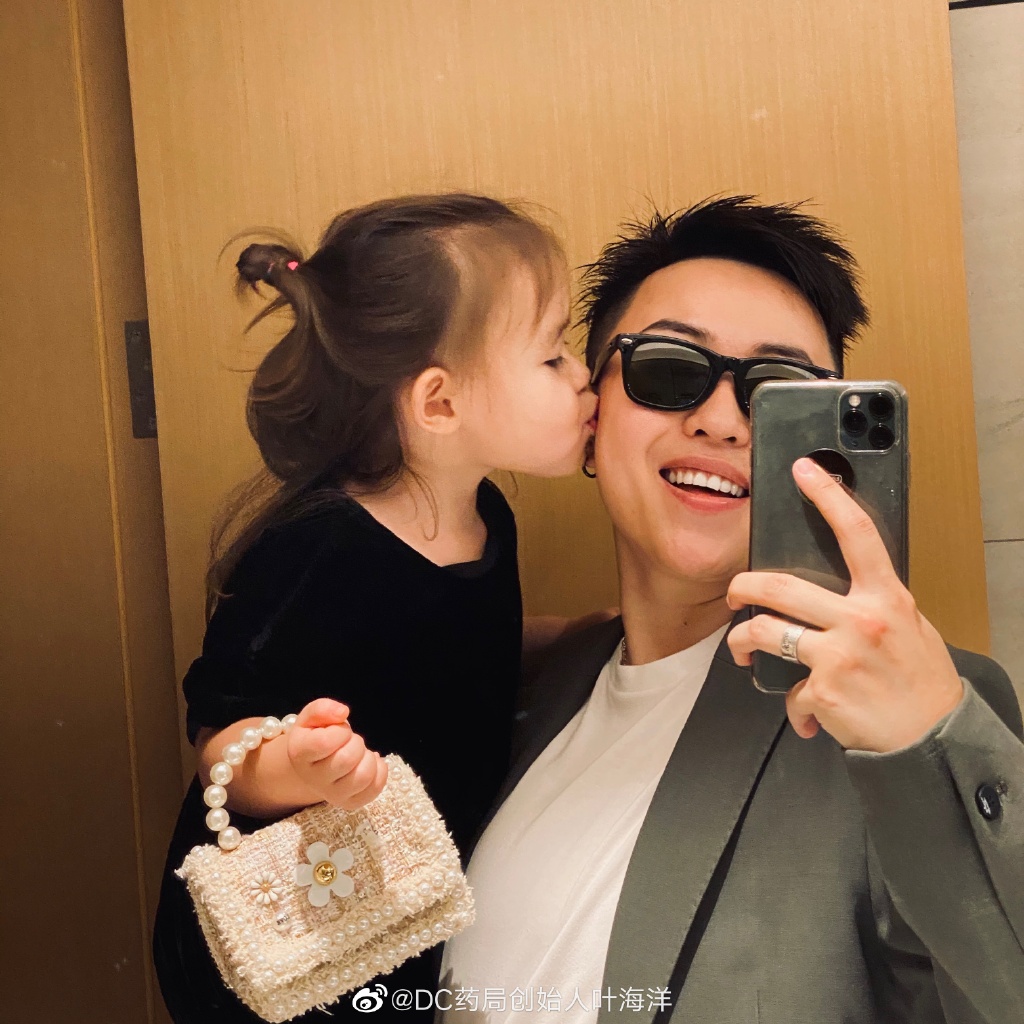 「网络上有人说我自私，质问我为什么整个家庭中没有男性参与、认为我们的家庭是缺失、对孩子来讲孩子是不幸的。我自己生个孩子，我没有叨扰到社会上其他的人，关上门来过我们自己的日子；我作为一个女性，尽可能的给女儿父亲和母亲的爱，我并没有觉得我自私...我在努力地去做、努力地去生活，这也叫做自私吗？大家可能是骨子里在排斥女人那么强，其实这是男女平等的问题，并不是男人才能主宰这个生育权的问题。那我就想问了，如果今天我是个男人呢？你会怎么看？你可能会说：诶哥们儿你好酷。」