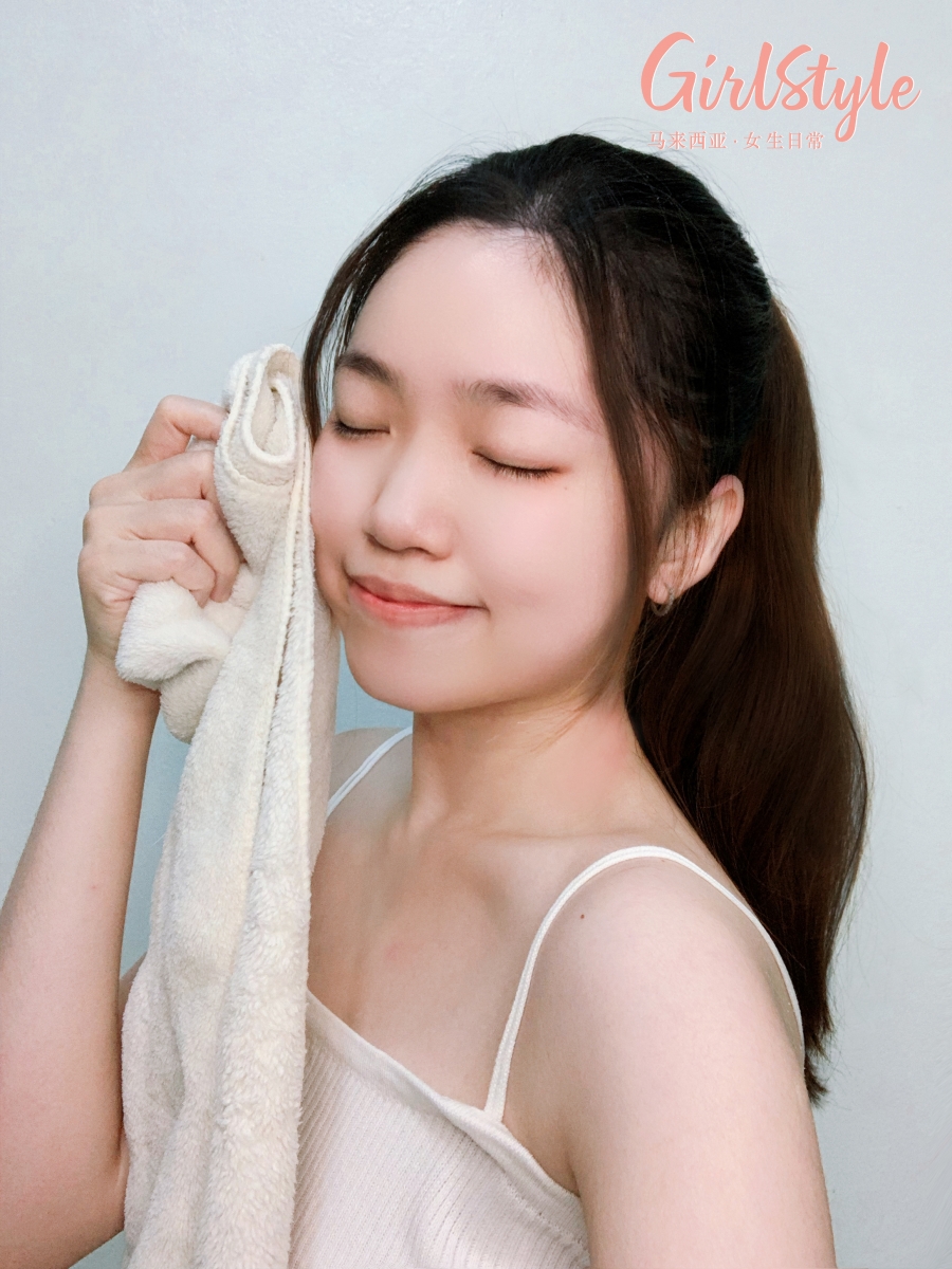 虽说Biore Whip Foam to Cream Speedy Makeup Remover主打洗脸+卸妆二合一,但温和净透皮肤的它,平日里也能用来卸洗防嗮霜、取代洗颜产品进行日常清洁。无油份质地十分清爽,使用之后肌肤不容易有油脂残留,恼人的粉刺、痘痘、闭口统统OUT。重点是洗完脸、肌肤彻底洁净后,还是感觉润润的~完全不会感觉粘腻/干燥紧绷。