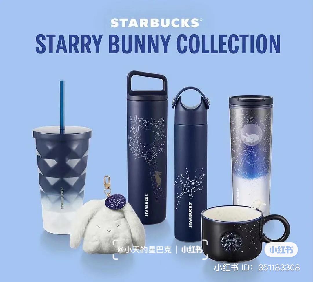 除了刚刚推荐万完的中国星巴克中秋限定系列,马来西亚今年的中秋系列周边也亮点十足!Stargazing Bunny全系列主要以玉兔和夜空为主题,渐变夜空蓝、白色素雅柔美,简约的玉兔图腾点缀下颜值直接拉满~今日起就登陆西马各大Starbucks指定门市喽!