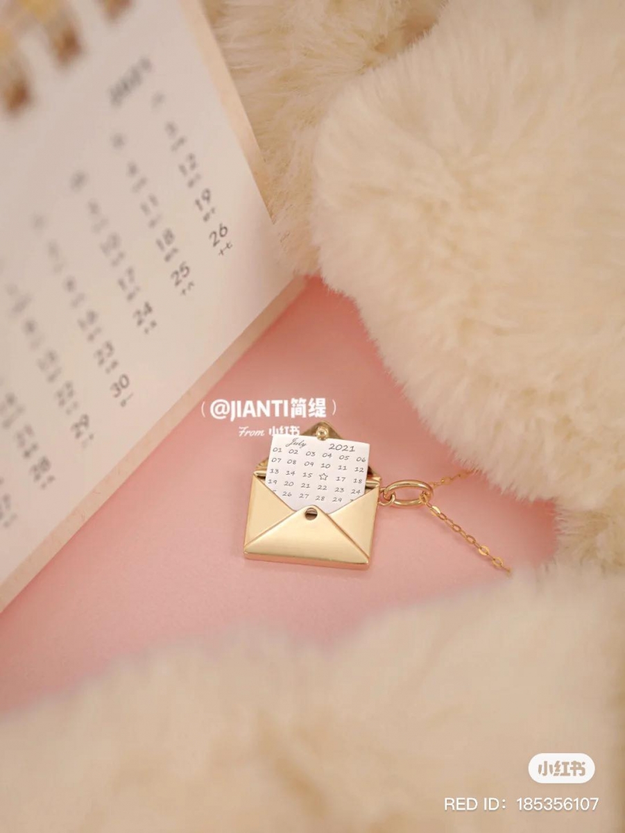 秉持「定格纪念」设计理念的中国小众饰品品牌主打饰品客制化服务，小红书上讨论度非常高！继她们家早前推出了「纪念日项链」后，近日另一款「信封项链」也大受女生们喜爱，小小的链坠满满都是浪漫设计巧思。