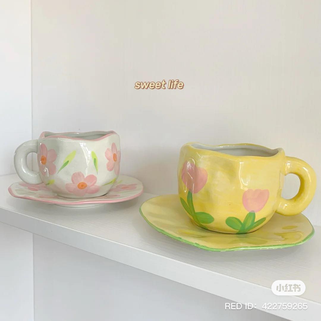 # 2 附小盘子陶艺手工杯 相比上一组杯身杯口较矮、较宽，但整体的配色、不规则手工feel设计很类似！搭配的同系列小盘子让整体精美感更UP ♥ 粉色格纹款在小红书上特别火呢～ >>> 【点击查看Shopee链接】