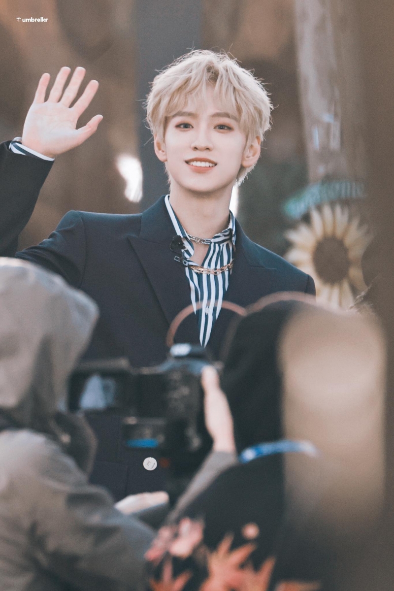 不少网民涌入青春有你节目组官博怒斥:「C不C位其实都无所谓了,但请你们出来澄清道歉!现在这样什么都不说、任由大家继续误会Tony是几个意思?」、「试问你18岁被网暴、梦想被偷走的话,你有什么感想!」;