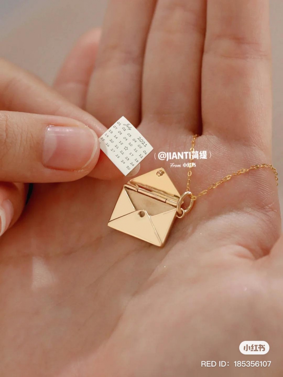 小信封链坠真的像信封一样可以“开封”～内里会藏有一张金属小卡片，送礼者可以选择在卡片上镌刻各种有纪念价值的内容。