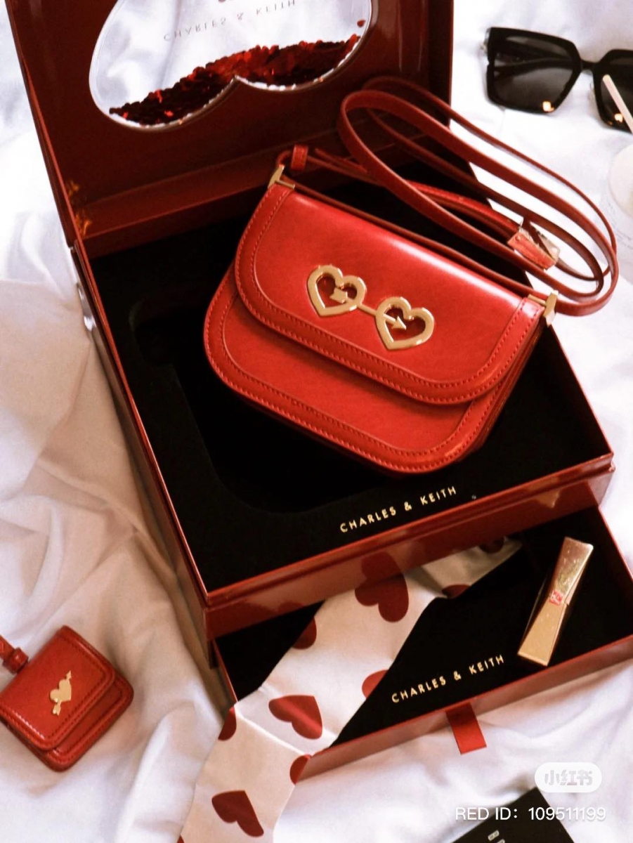 # 复古红豆腐包 本次三大七夕礼盒中，最鲜明亮眼的莫过于这款可爱又迷人的「复古红豆腐包」！尽显复古时髦魅力的红色调，加上点睛之笔的「心形锁扣」、「心形印花缎面围巾」，收到这份礼物的女生绝对眼冒爱心呀 ♥ 一组中还包含随身Airpods耳机迷你包，精致的「一箭穿心」迷你五金象征一见钟情甜蜜印记，编拍胸脯挂保证、绝对没有女生能抵御它的魅力（笑） >>> 【点击前往官网入手】