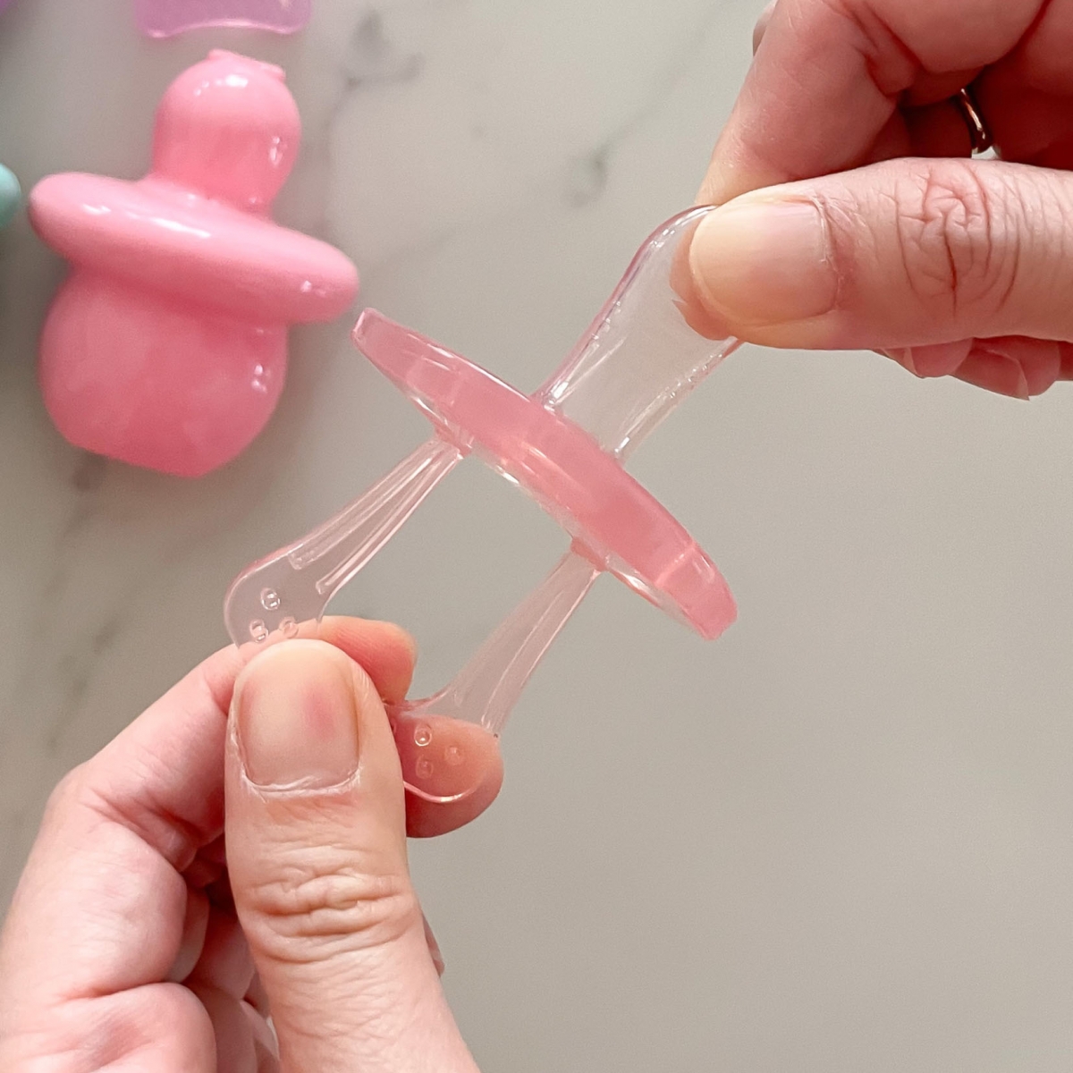 而且这款小小奶嘴有大大妙用哦！独特拉环颗粒点，可以有效帮助缓解小宝贝乳牙发育期的牙龈酸痒不适感，同时可做简单固齿器使用。多环圈乳首不留舌苔功能，可降低舌苔奶垢增生。