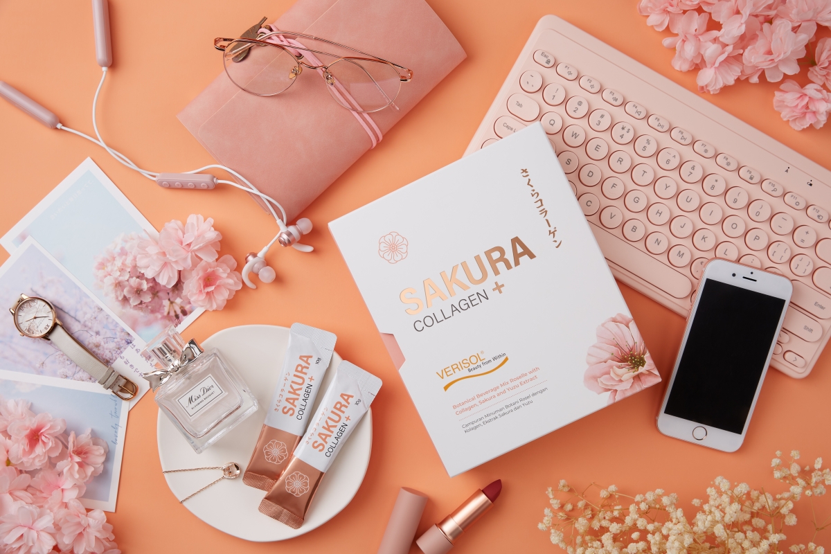 正因为生活工作两头烧超忙碌,才更需要在保养上仔细选对用对,花最少的力气保养出最棒的效果!「保养早一天,年轻多一天」,早一天将肌肤交给Sakura Collagen+守护,早一天留存冻龄少女肌、樱花般娇嫩迷人好气色,轻松让素颜肌肤收获惊艳自己和他人的水亮感。