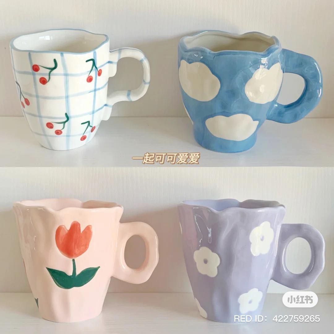 # 1 奶乎乎配色陶艺手工杯 编这次整理的杯子中私心最爱的一组，超想全系列包色➕包款带回家啊！杯身故意做了「手工feel」不规则设计～郁金香、云朵等元素加上粉嫩嫩配色少女心满分。 >>> 【点击查看Shopee链接】