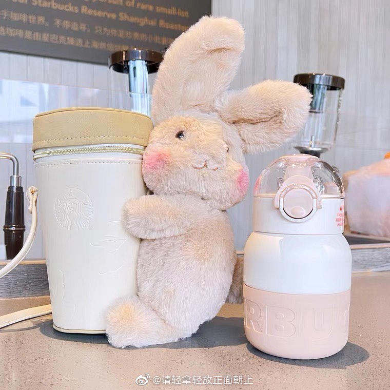 满满秋天气息的大地色系加上萌趣十足的狐狸、兔兔设计,相信没有多少颗少女心可以抵住它们的可爱魅力啊(笑)其中讨论度最高的,非毛茸茸兔兔杯套、兔耳朵侧背包莫属~