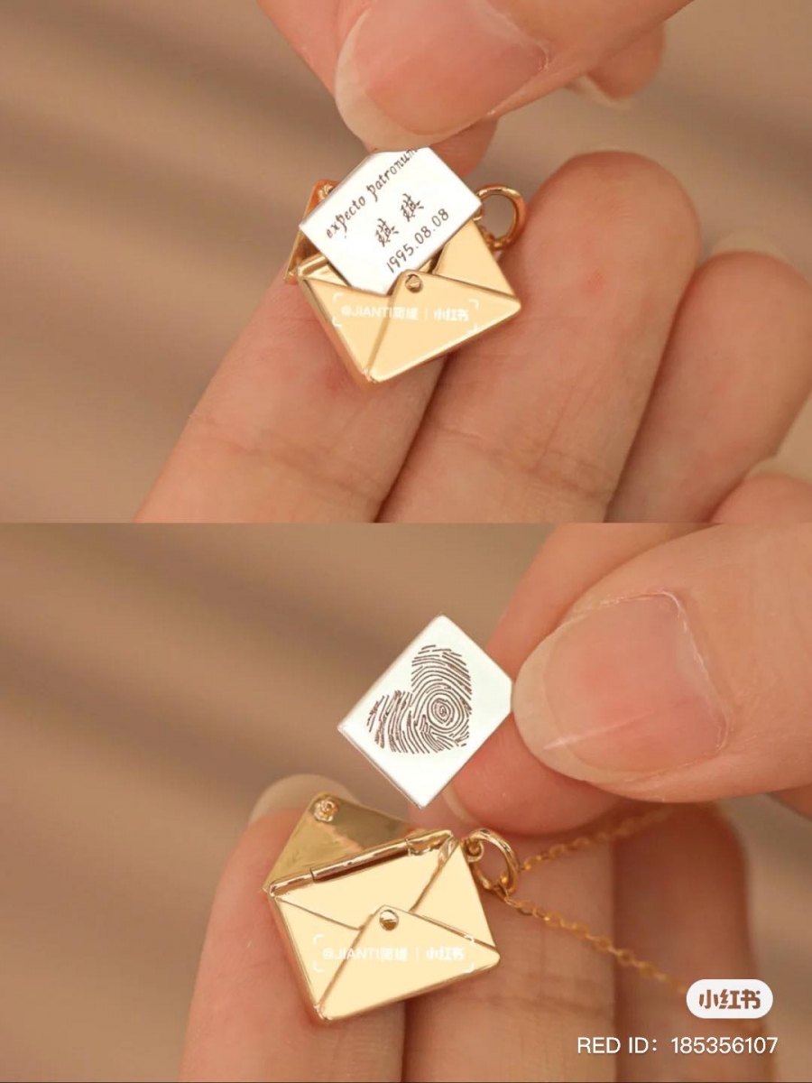 有网民选择在金属小卡片上定制爱人的名字，另一面则镌刻上俩人“爱的指纹”～满满都是深藏心底诚挚无比的深情！