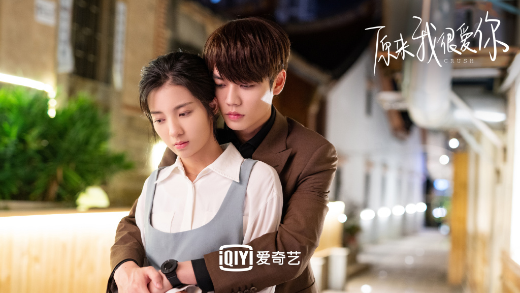 《原来我很爱你》| 豆瓣评分 7.2 豆瓣上开出平均4星、7.2分好成绩,是本季颇有惊喜的一部作品。开播前Idol出身的男主角林彦俊被质疑演技会不会很尬,但播出后用实力说话、整体表现不仅可圈可点,和女主角万鹏的CP感更是让人嗑上头 ♥ 故事讲述即将毕业的大四女学生桑无焉进入广播电台当助理,偶然邂逅外表孤傲高冷的视障者苏念衾后对他一见钟情,卑微敏感强装坚强的苏念衾在和桑无焉的相处下逐渐被打动和治愈。