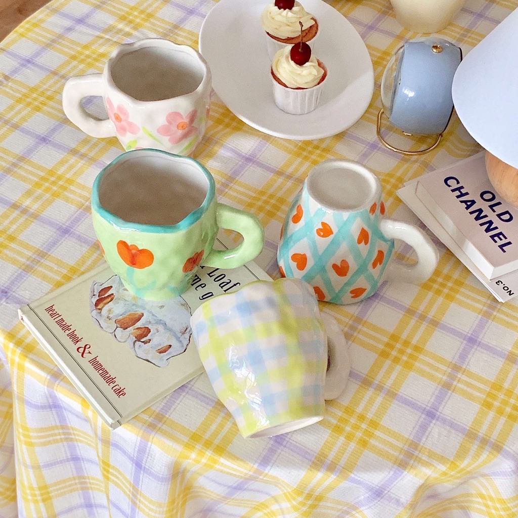 # 1 奶乎乎配色陶艺手工杯 编这次整理的杯子中私心最爱的一组，超想全系列包色➕包款带回家啊！杯身故意做了「手工feel」不规则设计～郁金香、云朵等元素加上粉嫩嫩配色少女心满分。 >>> 【点击查看Shopee链接】