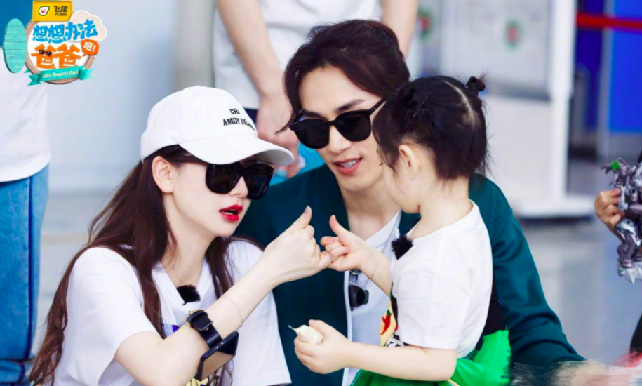 不少网民对于李承铉和戚薇突破传统的家庭模式表示赞赏不已:「新时代下其实一定要“男主外女主内”这种思想已经过时了~更应该从“谁主外/主内对家庭的效益更大”来决定。照顾孩子真的事件最辛苦还摆脱不了的差事,一个家庭里能把孩子照顾好的不一定是母亲,所以把对的人放在对的位置上才是明智之举~」