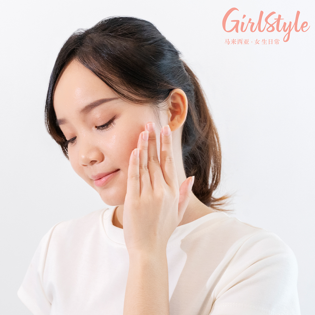 # 养护出健康水光肌!用极润保湿化妆水达到深层呵护和保湿 清洁完肌肤后进入护肤第二步 - 化妆水;使用Hada Labo+ Sensitive Hydrating Lotion时先将它们倒在手掌心,之后用轻拍+按压手法均匀涂抹全脸促进吸收。也可以局部湿敷在泛红过敏的位置,为晒后、泛红敏感的肌肤来一波急救呵护。