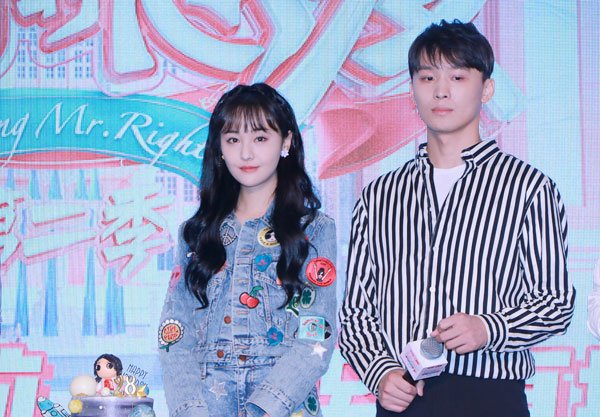 郑爽张恒均被永久封杀+追究逃税！杨洋白敬亭陈学冬受波及网呼「太无辜了吧？」 早前因代孕弃养风波、逃税事件被无限期封杀的郑爽这次正式被「开刀」！随着郑爽和张恒的个人微博，以及郑爽工作室微博被相继施以永久禁言处置、明星超话遭强制关闭，她涉嫌逃税的事件也有了进一步发展。据中国媒体报道，她因逃漏税加上滞纳金和罚款，接下来一共须缴纳的罚款高达近3亿人民币，金额之高让民众哗然：「光是罚款就是是普通老百姓一辈子都挣不了的金额啊...」