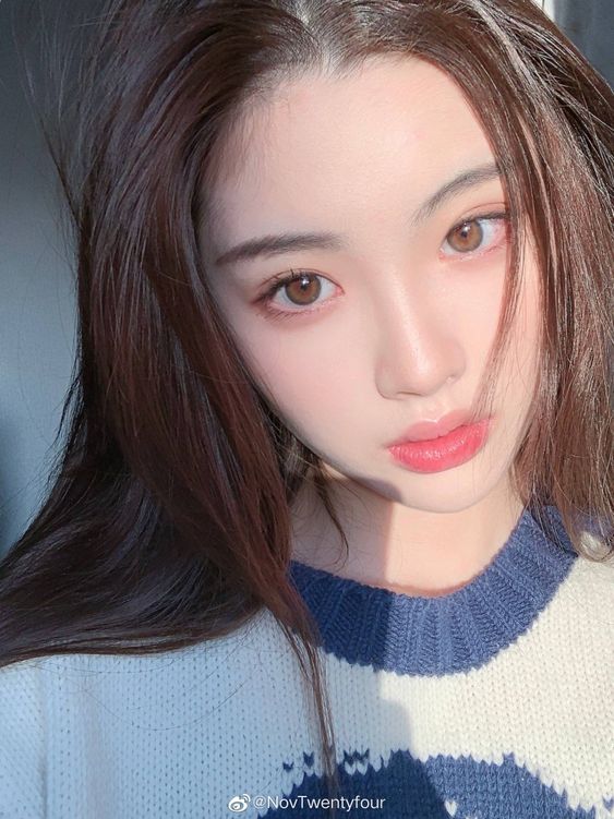 李艺恩医生欧尼先是提醒大家，直接用手挤、使用黏着性很强的撕拉式鼻贴、粉刺针，对于皮肤和毛孔来说都太「暴力」，这样做不仅容易让皮肤屏障受损，黑头还会越清越多、稍有不慎毛孔还会更加粗大！ 以下这组利用护肤油/卸妆油就能轻松完成的「3步骤清除黑头粉刺告别草莓鼻」保养术，旨在以不伤害皮肤的基础下松动毛孔里的顽固黑头粉刺，透过反复轻柔打圈按摩将它们缓缓清出毛孔。