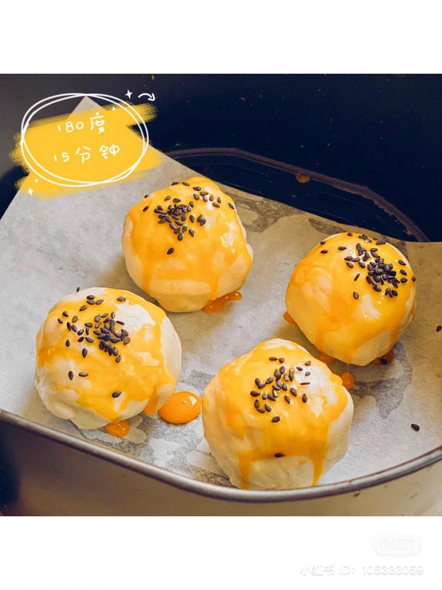 3、空气炸锅烤箱180度烤15分钟左右即可。看起来很像上海月饼但口感口味很特别,外皮香酥、内陷是甜糯糯的汤圆,据说比一般蛋黄酥更好吃的~重点是做法真的超级简单!