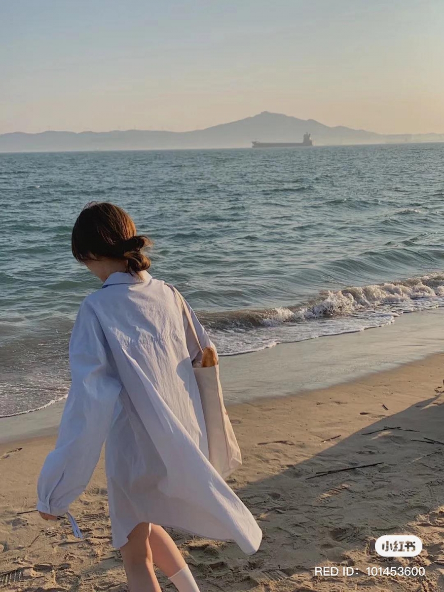 孤独等级第七级：一个人去海边 编私心很想解锁这个等级！特别是现在都宅在家不能出门...真的好想念可以说走就走、压力大时随时直奔海边吹风踏浪的从前啊～（哭）