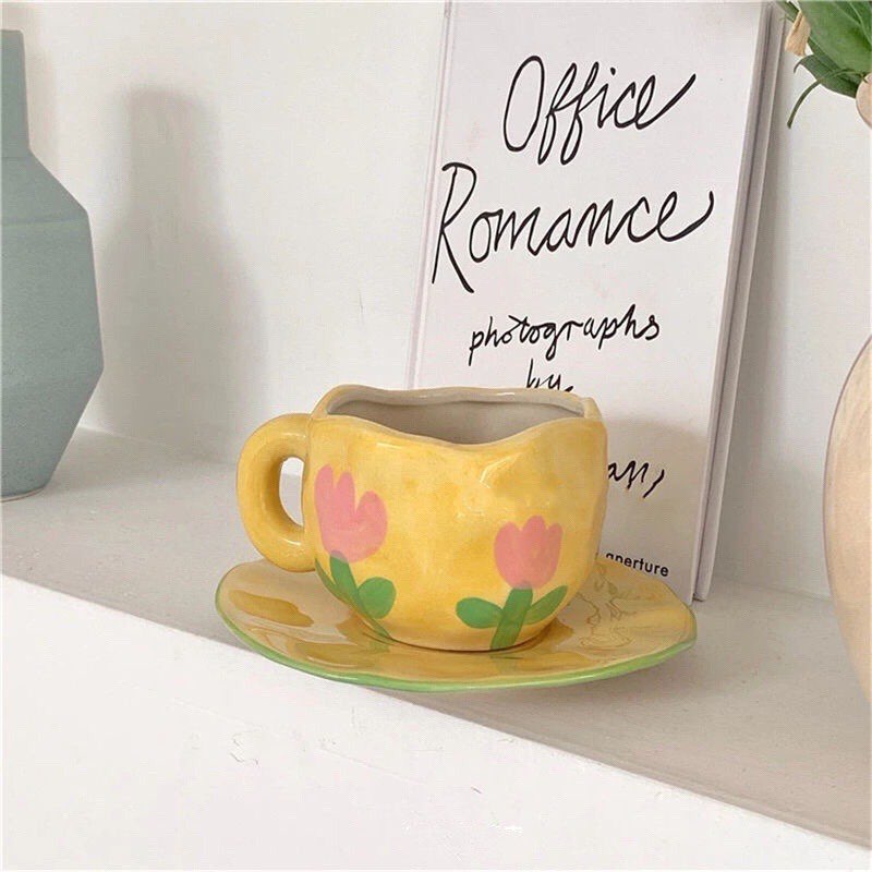 # 2 附小盘子陶艺手工杯 相比上一组杯身杯口较矮、较宽，但整体的配色、不规则手工feel设计很类似！搭配的同系列小盘子让整体精美感更UP ♥ 粉色格纹款在小红书上特别火呢～ >>> 【点击查看Shopee链接】