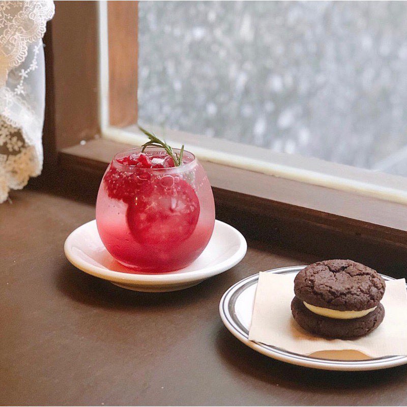 # 8 韩系 INS风小圆形玻璃杯 别看它们体积小小的，其实用途很广泛呢！编自己平时除了会用这类型小圆形玻璃杯喝花茶、水果饮料，用来制作优格杯也很合适！ >>> 【点击查看Shopee链接】