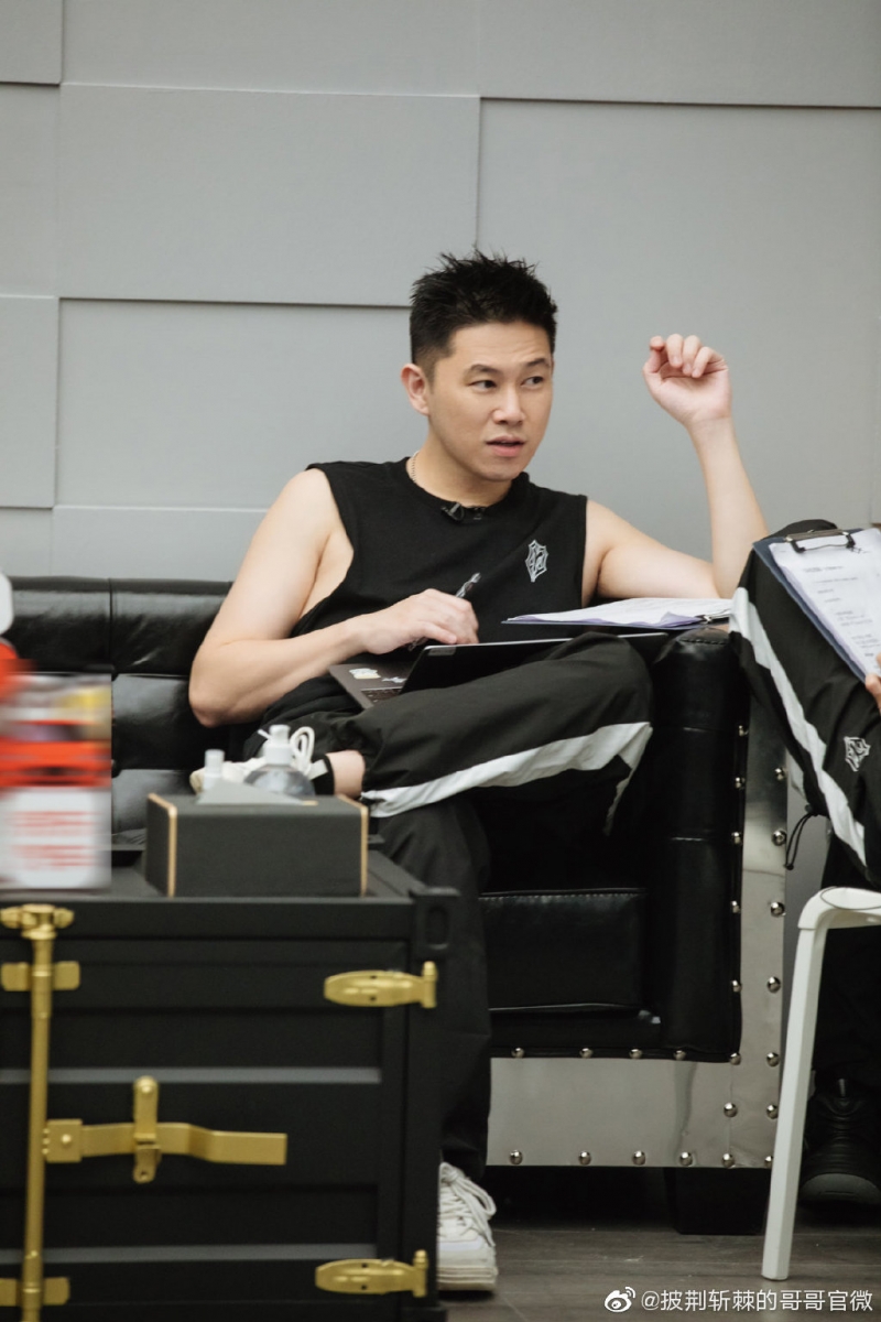 网传二公淘汰名单上最让人意外的莫过于「传奇说唱歌手」MCJin欧阳靖,演出实力和魅力毋庸置疑,而且他的高情商和跟谁都能打成一片的态度、作为活跃气氛担当,无论在哥哥团中还是观众眼里都是人气很高的一员;因此这次传出他二公即遭淘汰让网民们纷纷高呼「意难平」。