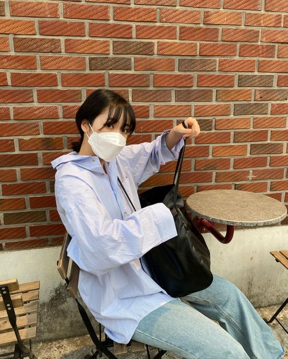 # 6 封闭、空气不流通空间容易提高染疫风险 此外李文材医生早前受访时也提出,由于病毒可以在空中悬浮2至3小时,所以封闭空间如果不太通风,染疫风险将会增高。室内工作空间的话,建议将冷气空调的温度维持在26摄氏度,同时也需要开风扇促进室内空气循环;最好的做法就是,尽可能不要长时间逗留在同一个密闭空间里,每隔几个小时就到外面通风的位置进行消毒,之后再回到工作岗位。