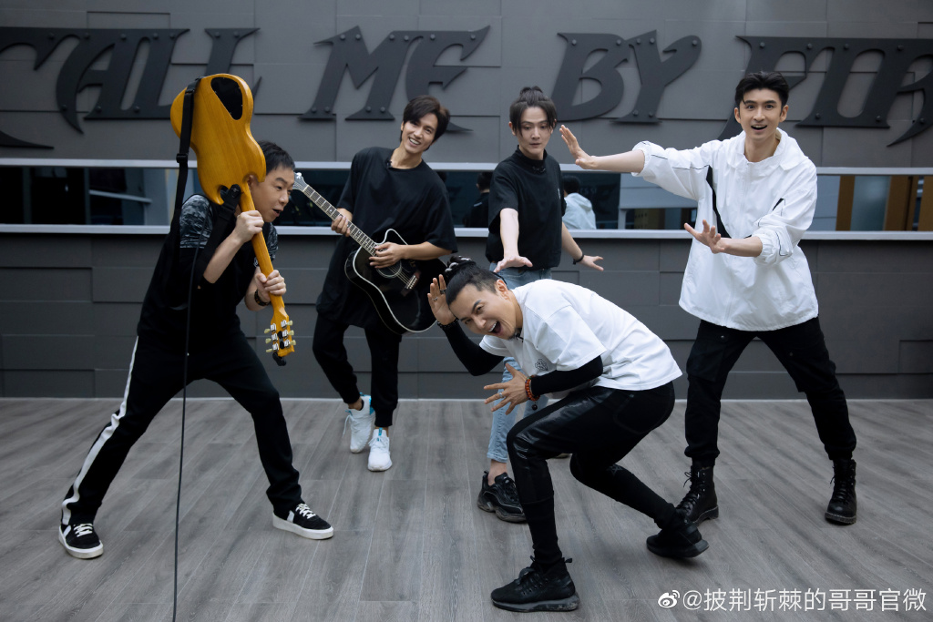 随着公演舞台开启,最新释出的预告也感受到了哥哥们面对或将有队友遭淘汰的煎熬;近日网上就开启了新一轮「披荆斩棘的哥哥成团人选预测」热议: