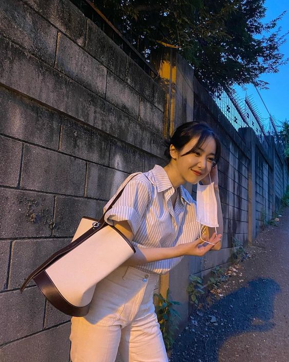 # 5 脱口罩动作 除了正确佩戴口罩以外,「脱口罩」也要谨慎、尽可能不要触碰到口罩外层。双手尽量从两边松紧绑带处脱下口罩,有内层包裹住口罩外层,这些成小方形后用松紧绑带捆绑号丢进有盖子的垃圾桶里。完成一系列脱口罩动作后记得也要消毒双手哦!