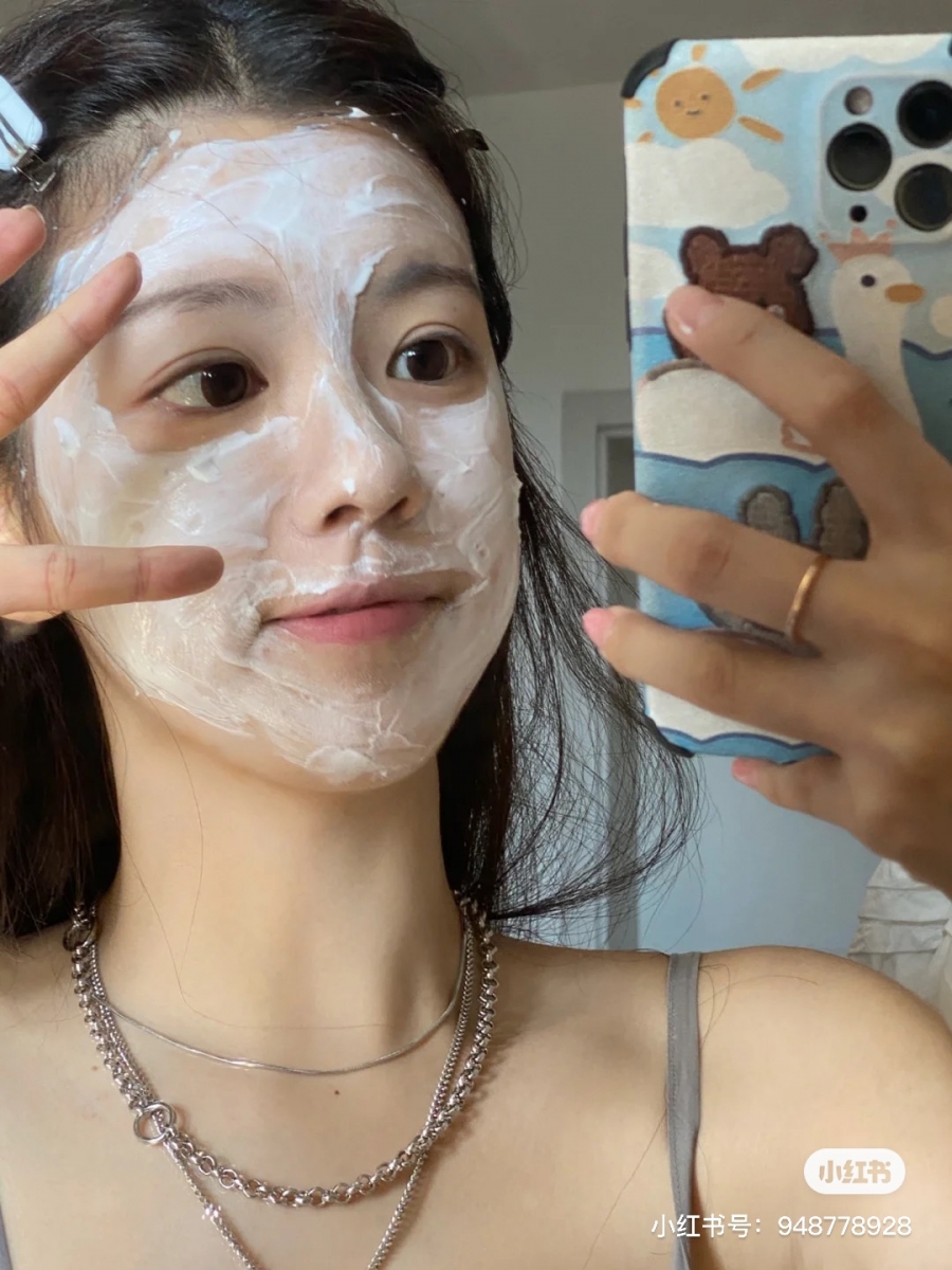 收缩毛孔方法 2 :一定要定期去角质 肌肤没有太常出油,洗脸应该就够了、不需要去角质吧?绝对不是!保持毛孔干净除了仰赖每天早晚洗脸步骤的细心清洁,定期去角质也很重要,以便帮助去除掉堵塞毛孔的老废角质、多余油脂。