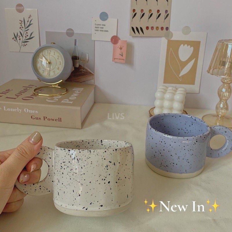 # 6 简约风陶瓷杯 日韩系女生最爱、很有「手工制作感」的杯子 ♥ 简约设计陶瓷杯身带点不规则感设计、泼墨元素随性好看，雾霾蓝和奶白色设计都很值得入手！ >>> 【点击查看Shopee链接】